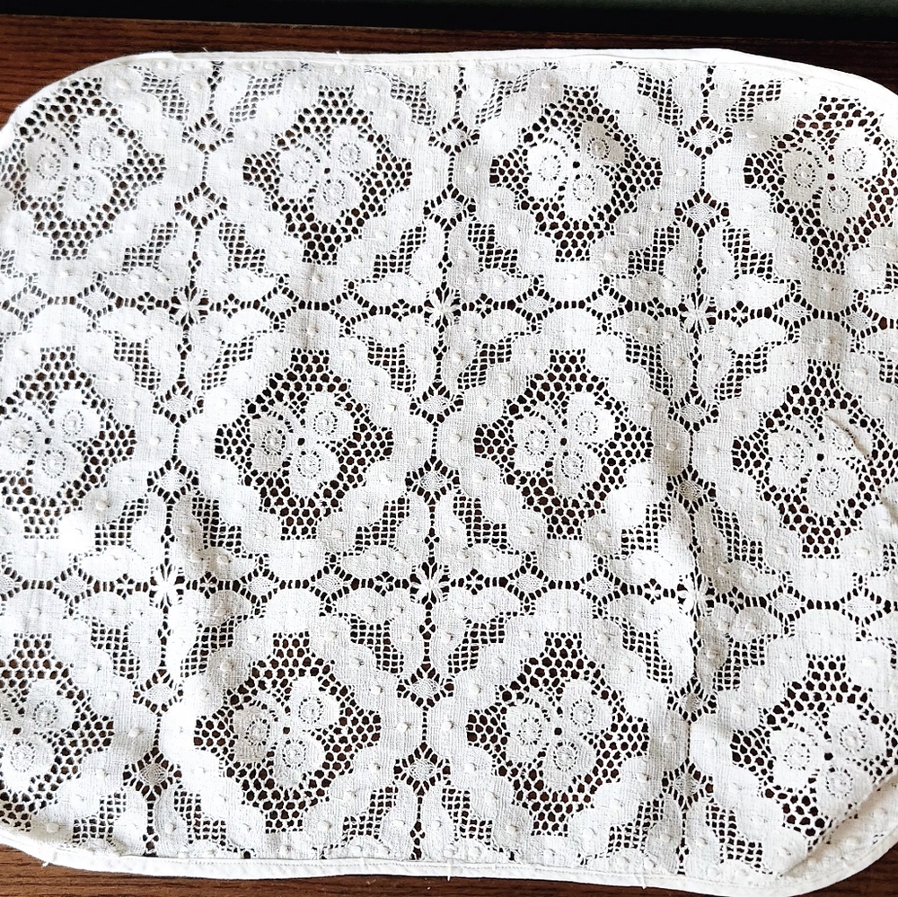 ANTIQUE LOLA LACE HANDMADE TABLE PLACEMAT SET AND FOUR MATCHING PIECES